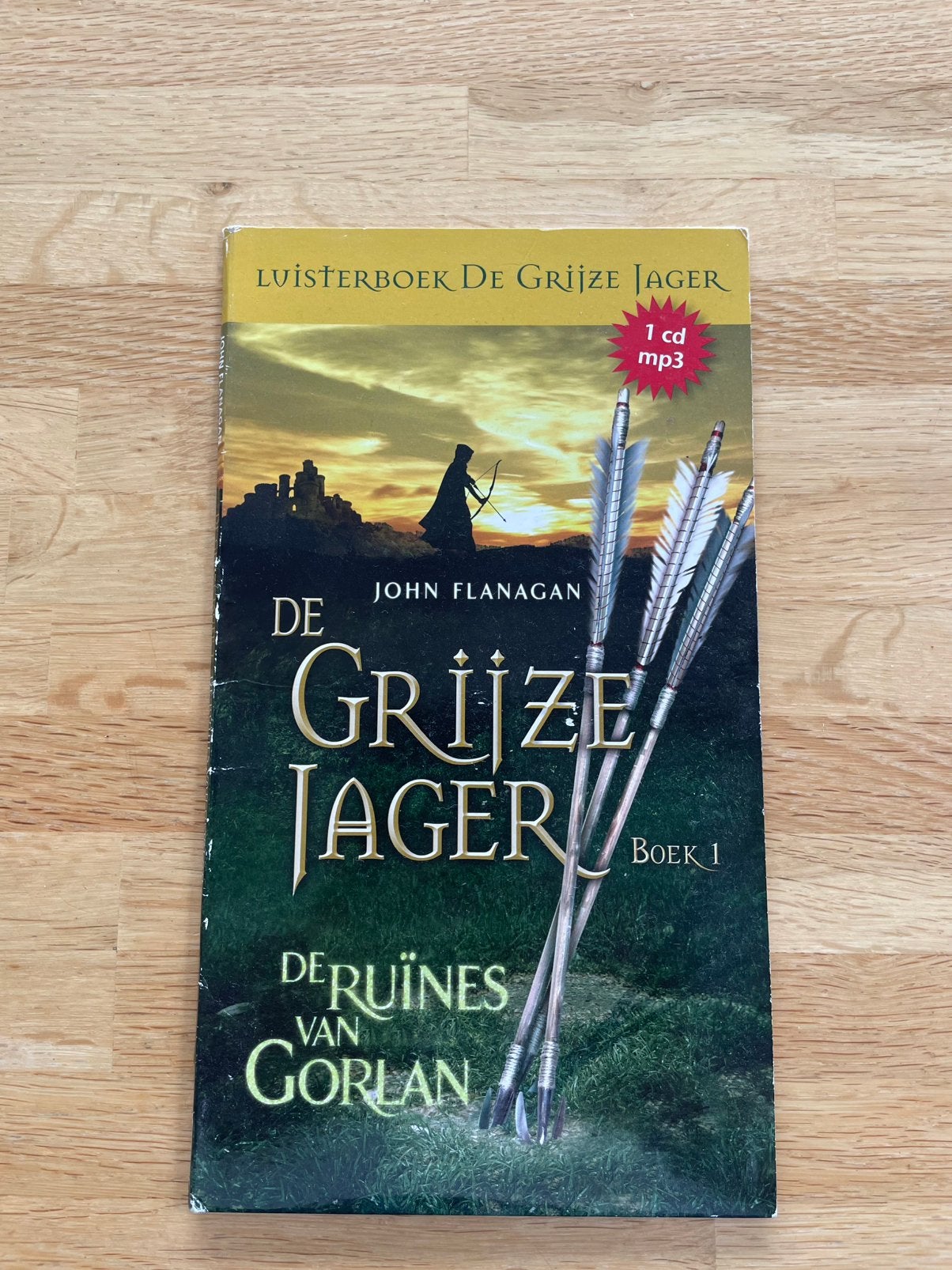 Luisterboek de grijze jager boek 1 - mp3, Ophalen of Verzenden, Gelezen, John Flanagan