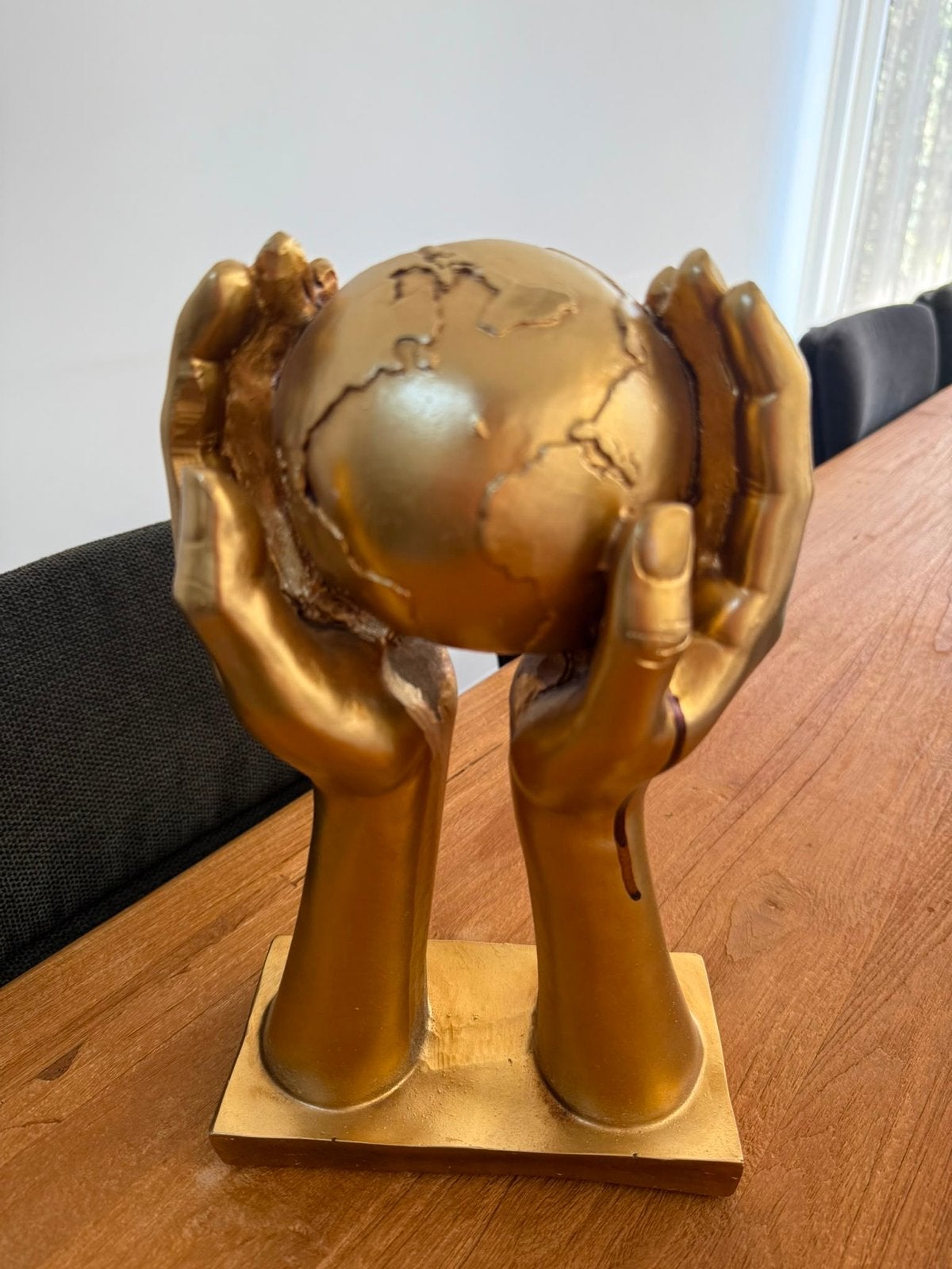 Gouden wereldbol in handen - Decoratief beeld, Ophalen, Zo goed als nieuw, Goud, Metaal