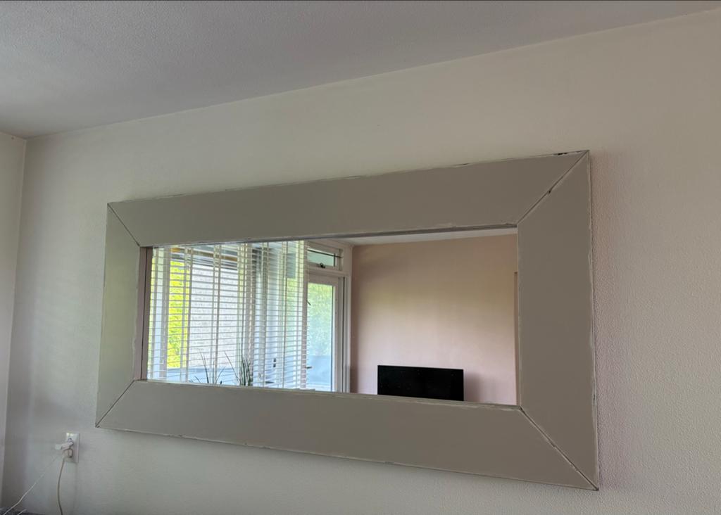 Grote taupe rechthoekige spiegel met brede lijst, Huis en Inrichting, Woonaccessoires | Spiegels, Ophalen, Gebruikt, 125 cm of meer