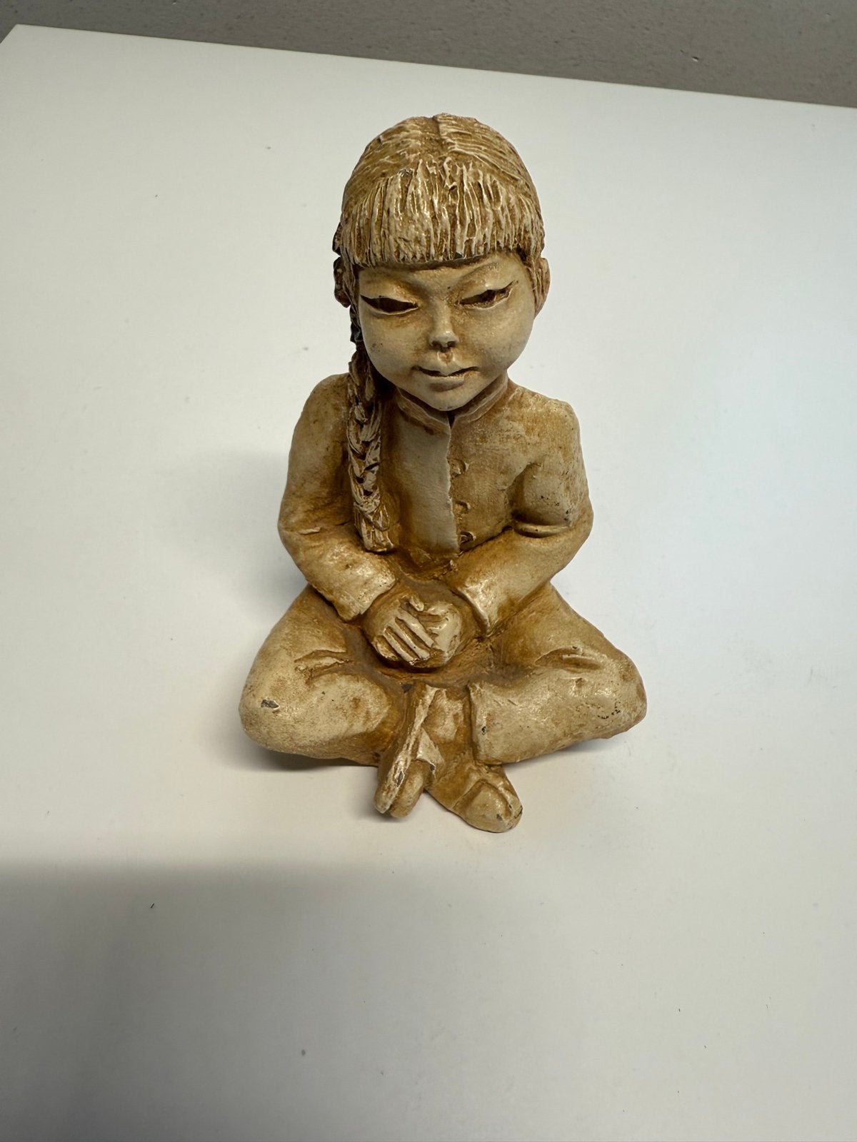 Beeldje van zittend meisje met vlecht, Minder dan 20 cm, Ophalen of Verzenden, Handgemaakt, Steen of Keramiek
