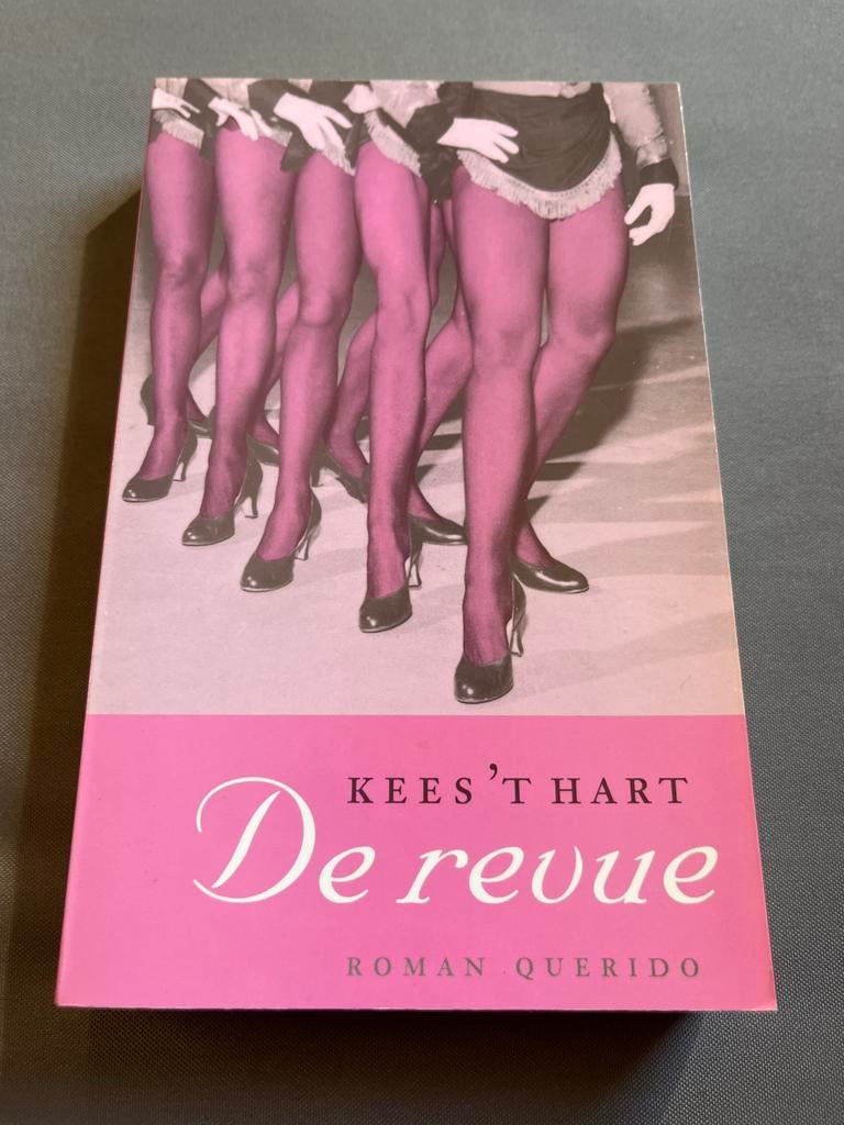 De revue - Kees 't Hart (Roman Querido), Boeken, Ophalen of Verzenden, Gelezen, Nederland