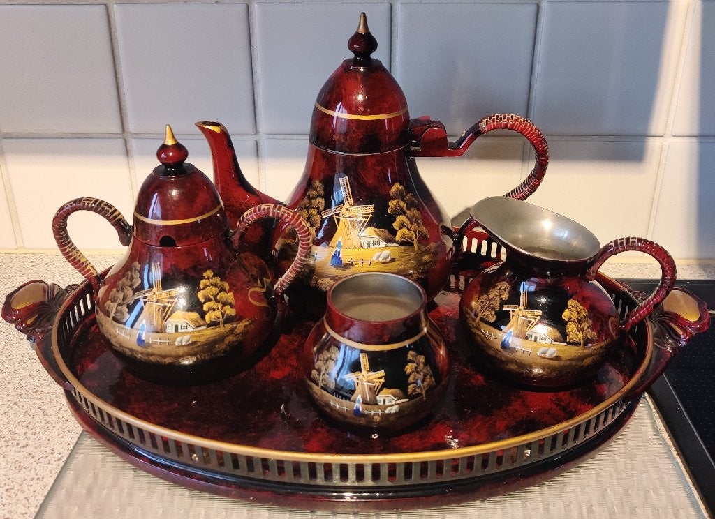 Vintage bordeauxrood tinnen theeservies met dienblad J.W.Rei, Ophalen
