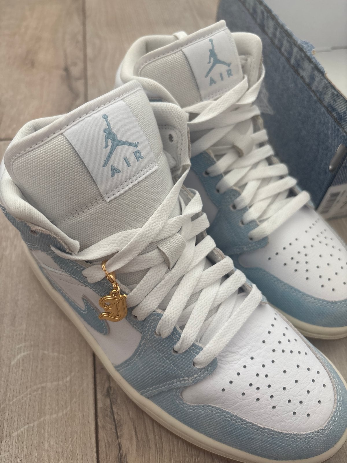 Foto 6 van Nike Air Jordan 1 Mid SE Denimblauw Wit Goud Maat 38 Nieuw