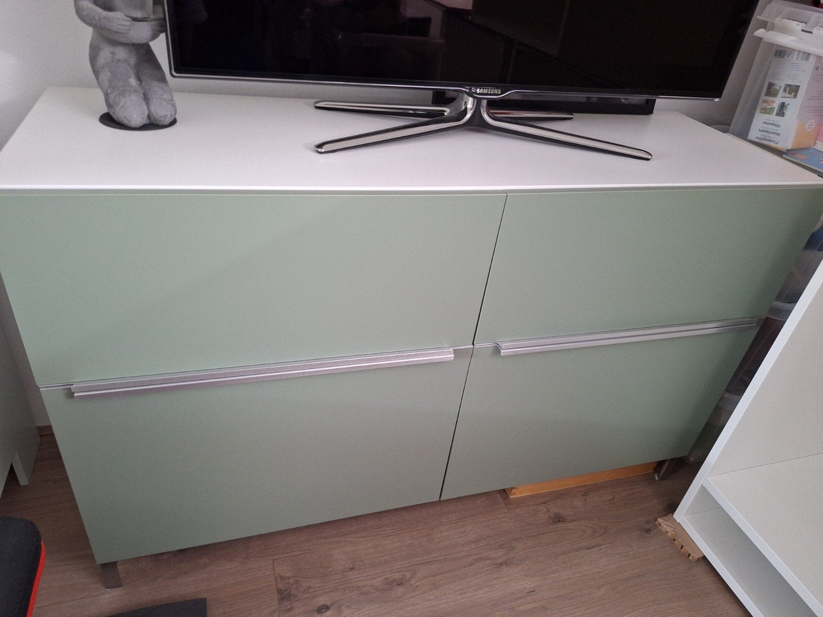 Mooi Besta tv-meubel met groene kastdeurtjes, Ophalen, Gebruikt, 100 tot 150 cm, Minder dan 100 cm