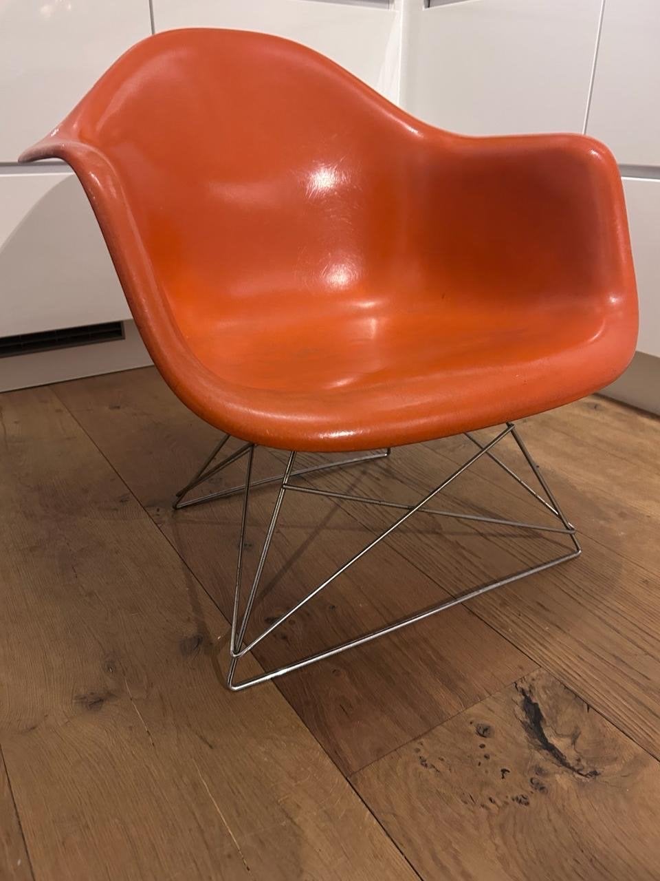 Herman Miller Eames Kuipstoel Oranje fiberglass, Ophalen