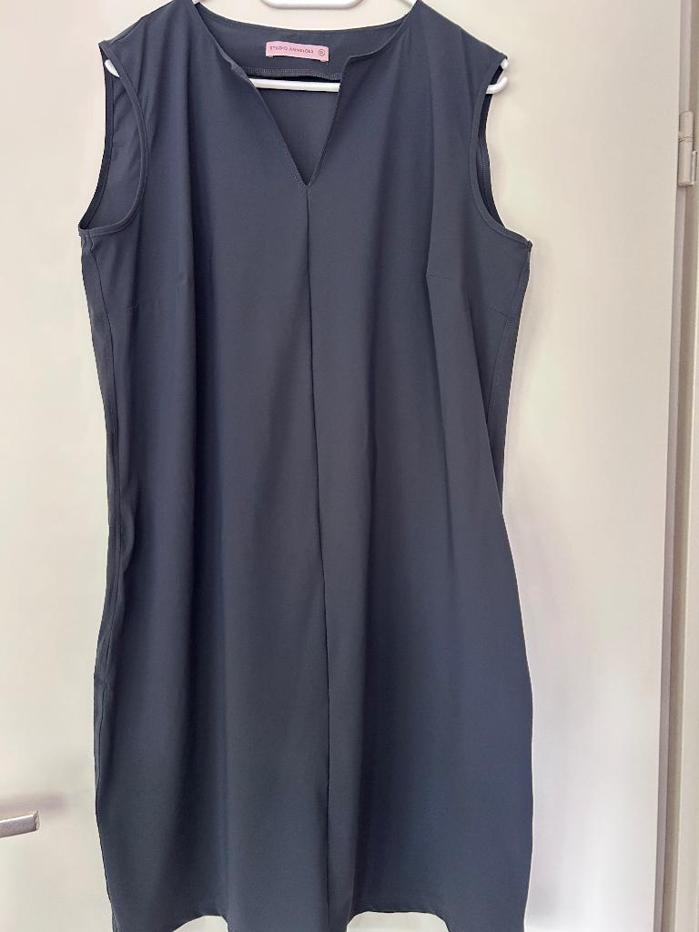 Studio Anneloes simplicity jurk in muisgrijs travelstof, Kleding | Dames, Studio Anneloes, Maat 42/44 (L), Ophalen of Verzenden