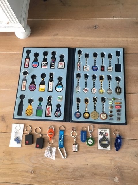 Sleutelhanger 40 verschillende +12 speldjes, Verzamelen, Ophalen of Verzenden, Nieuw, Overige typen