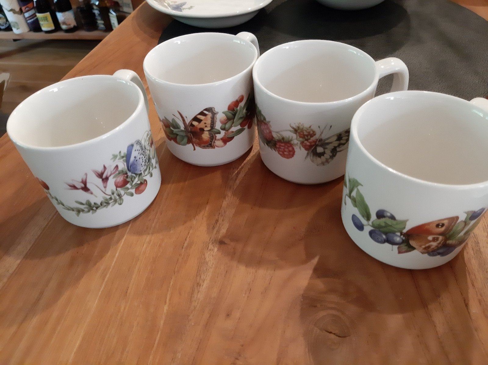 4 koffiemokken  marjolein bastin bosvruchten, Ophalen of Verzenden, Zo goed als nieuw, Porselein, Overige stijlen