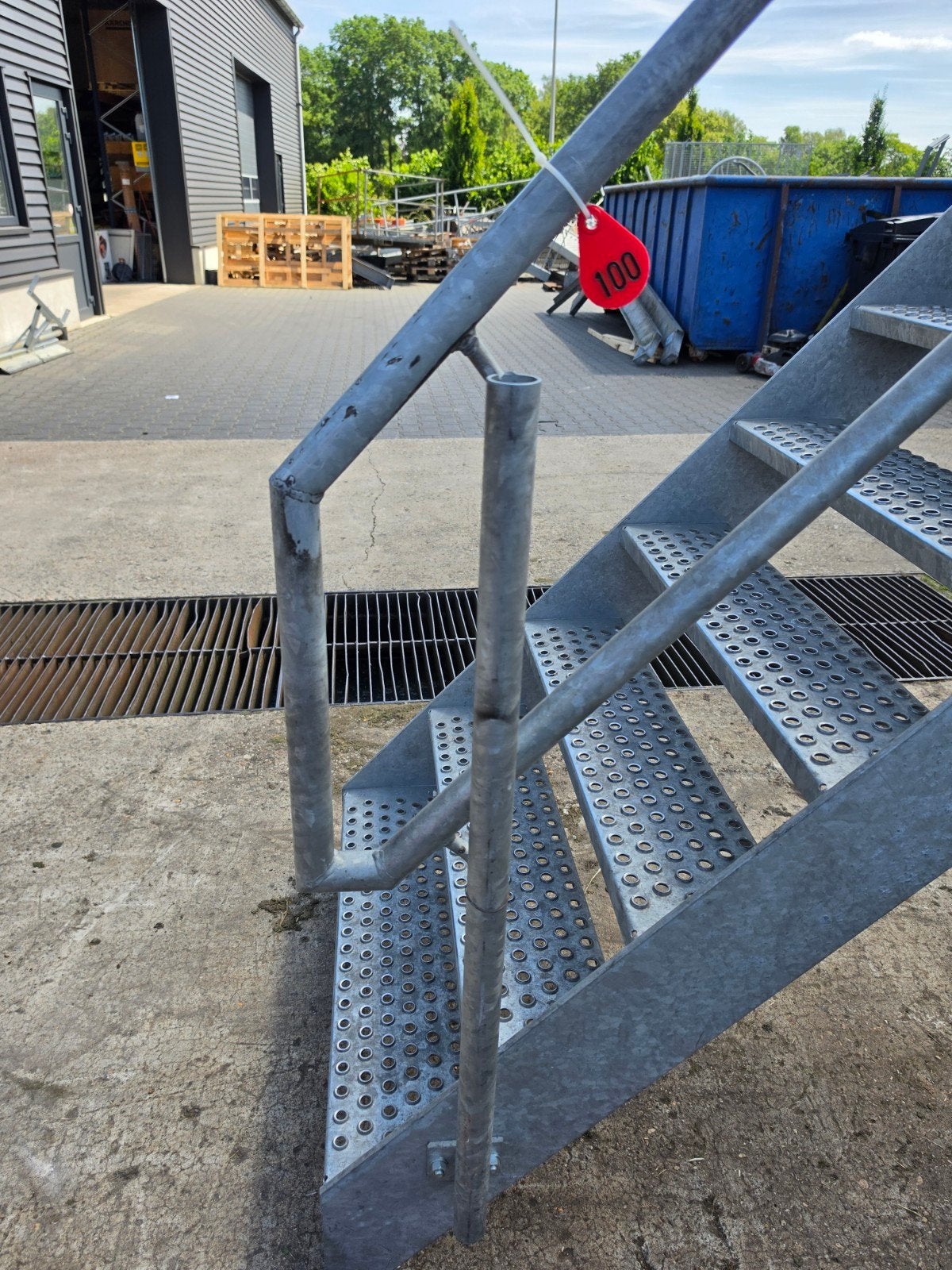 Stalen trap met bordes gegalv hoog 2,9mtr nor100, Doe-het-zelf en Verbouw, Ladders en Trappen, Ophalen, 2 tot 4 meter