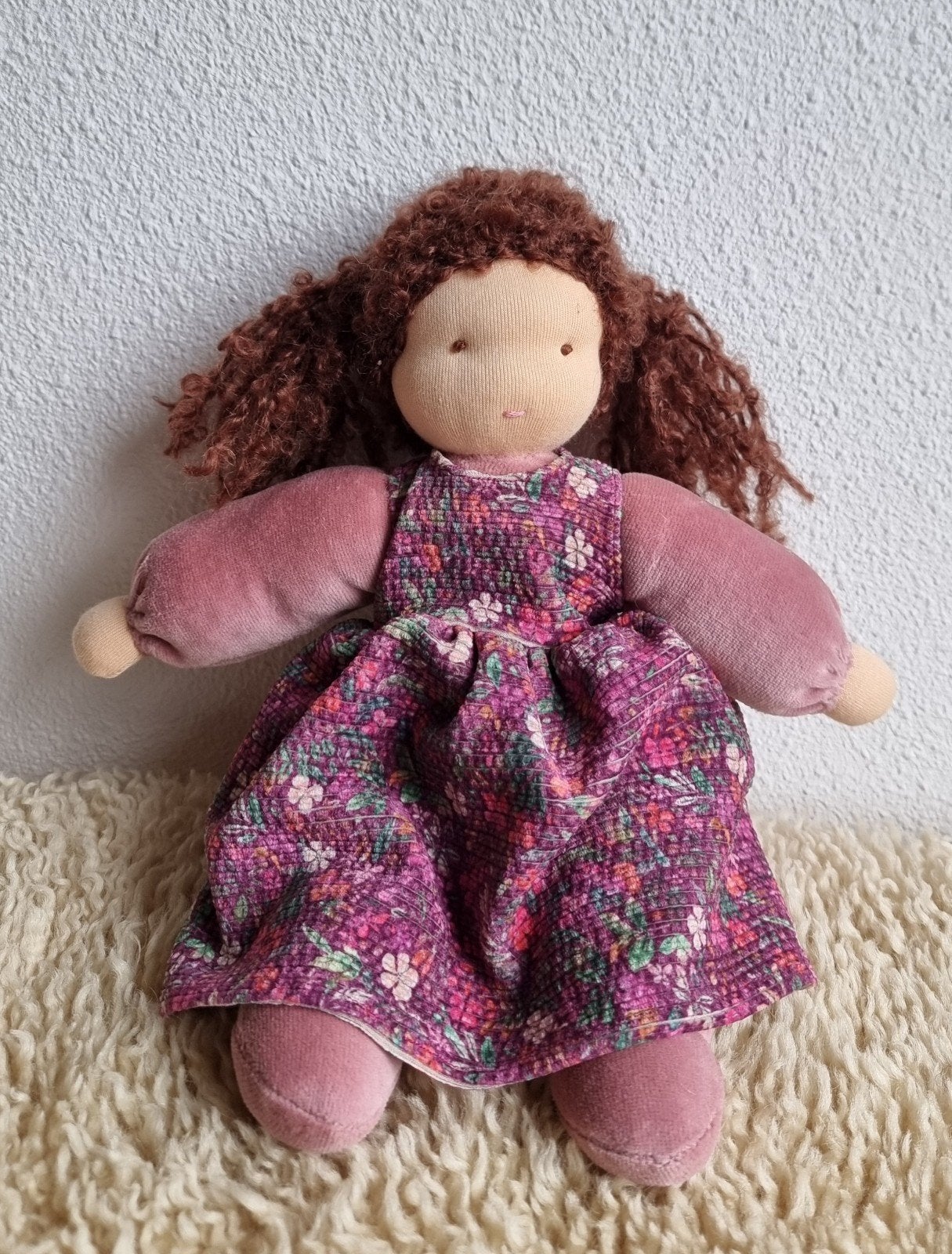 Schattige knuffelpop met bloemenjurk, Ophalen of Verzenden, Nieuw, Overige typen