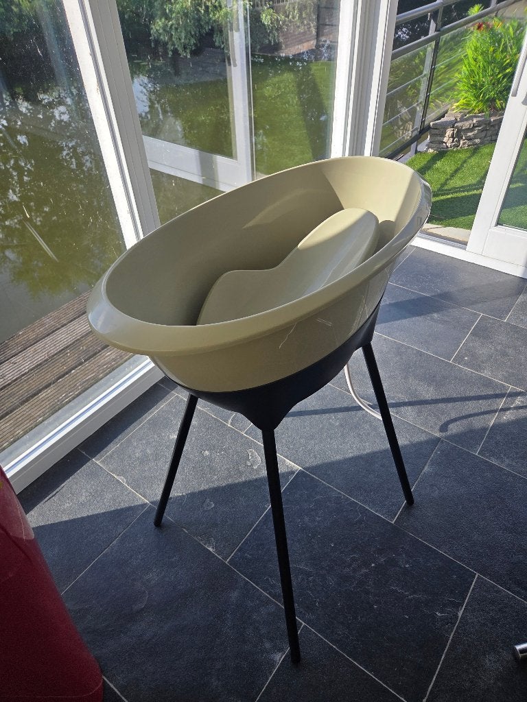 Babybadje Luma Olijfgroen op standaard, Kinderen en Baby's, Ophalen, Zo goed als nieuw, Badje, Standaard