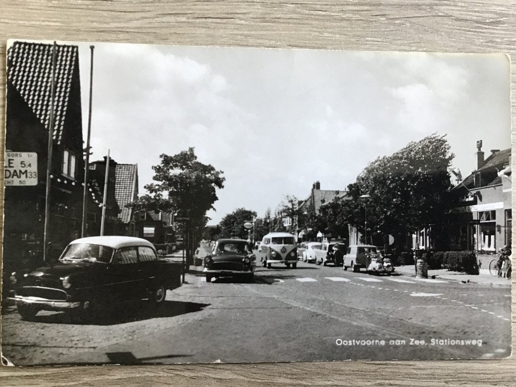 Oostvoorne Stationsweg -Zwart-wit ansichtkaart 1965-68, Ophalen of Verzenden, 1960 tot 1980, Gelopen, Zuid-Holland