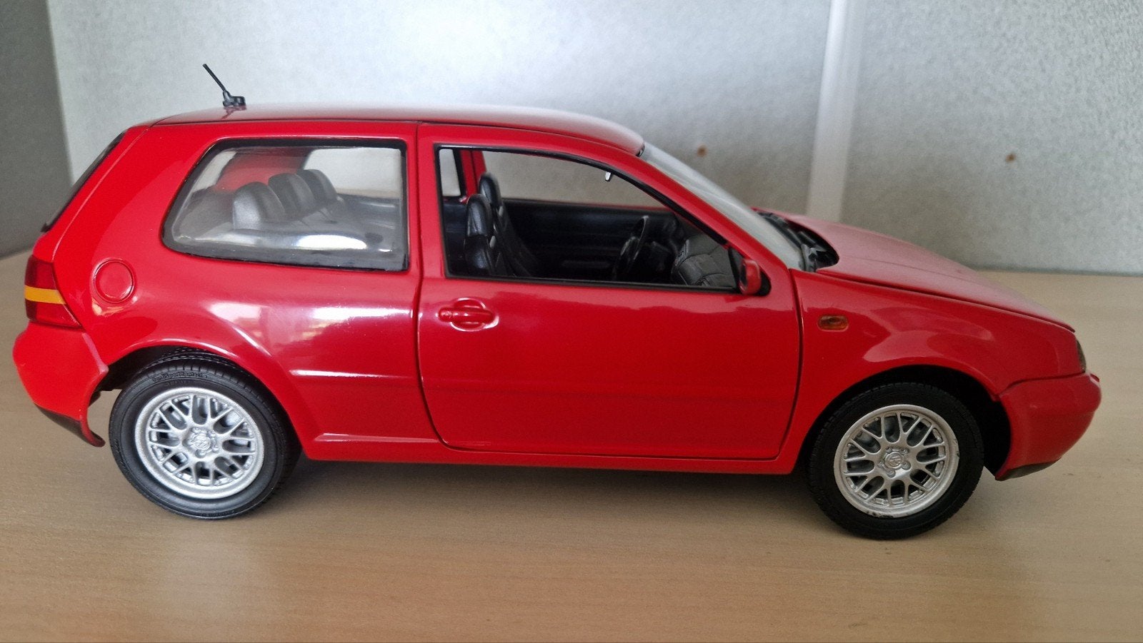 Welly Volkswagen Golf GTI MK4 1:18 Diecast Modelauto Rood, Hobby en Vrije tijd, Modelauto's | 1:18, Ophalen of Verzenden