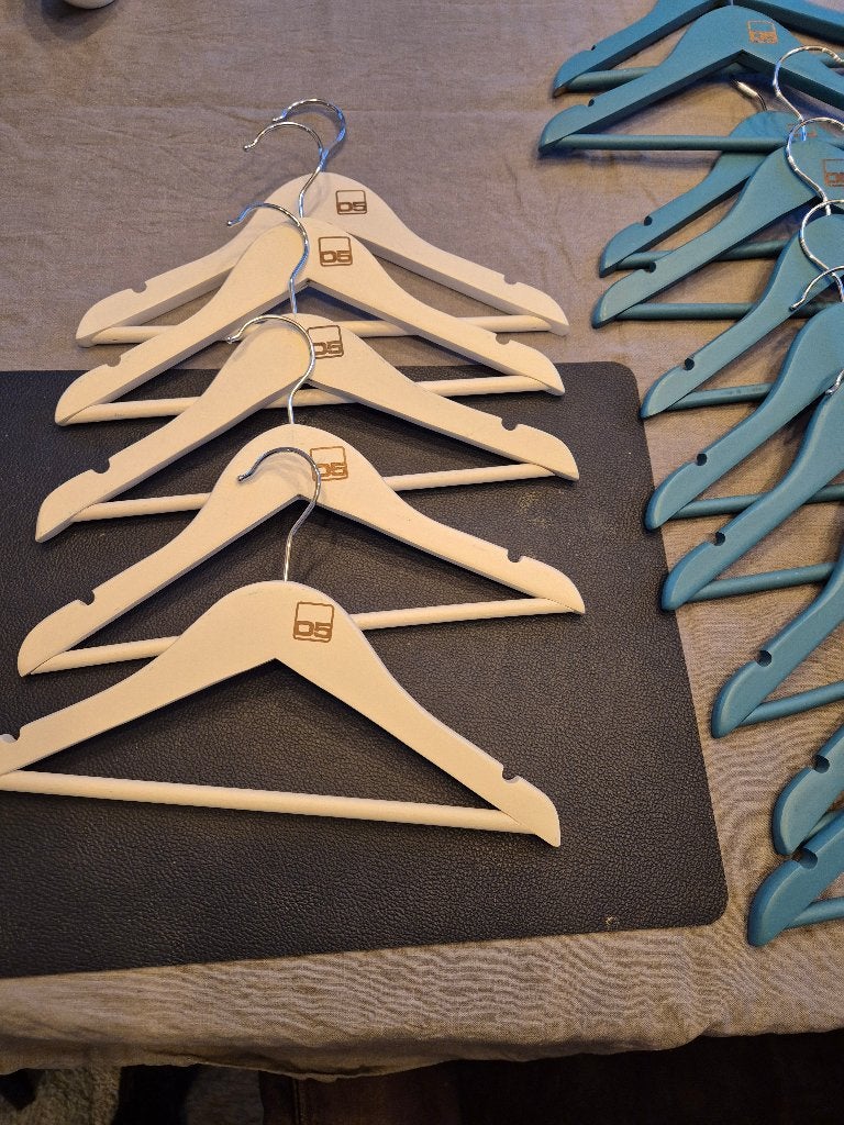 Houten kledinghangers voor kinderkleding (diverse kleuren), Kinderen en Baby's, Overige merken, Overige typen, Ophalen of Verzenden