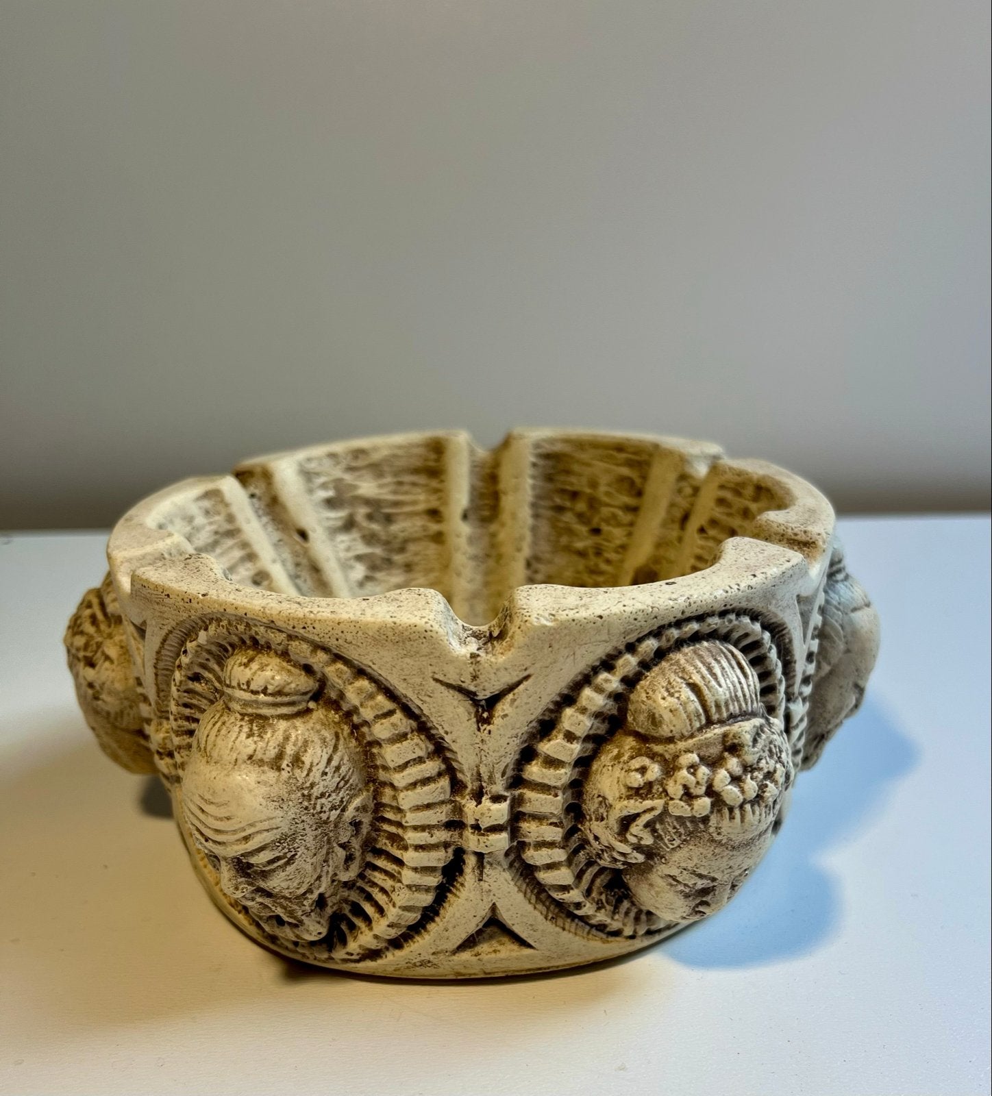 Vintage object met decoratieve hoofden, Ophalen of Verzenden