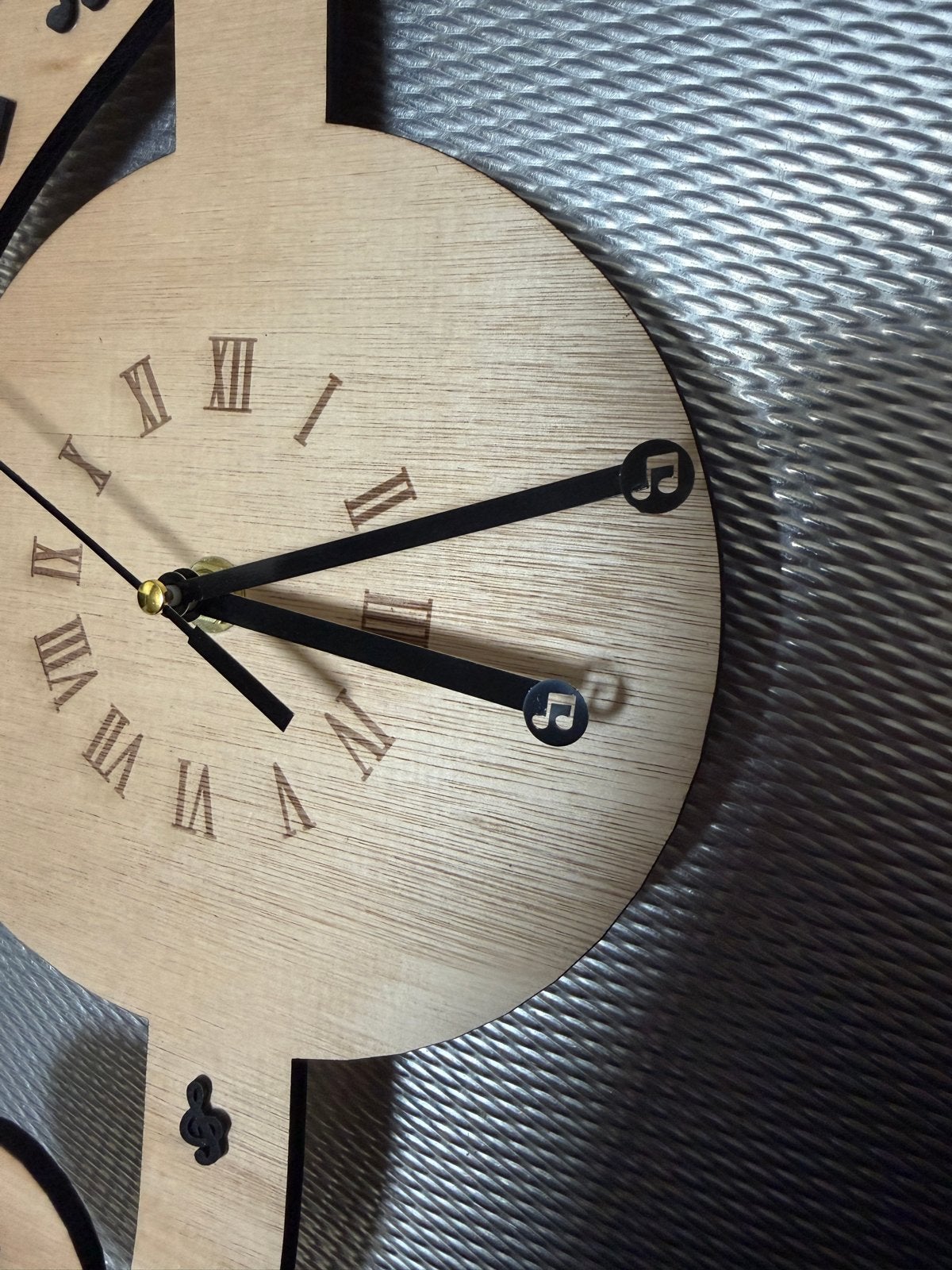 Unieke G-sleutel wandklok - Stil uurwerk & muzieknoten, Huis en Inrichting, Wandklok, Verzenden, Bruin, Nieuw