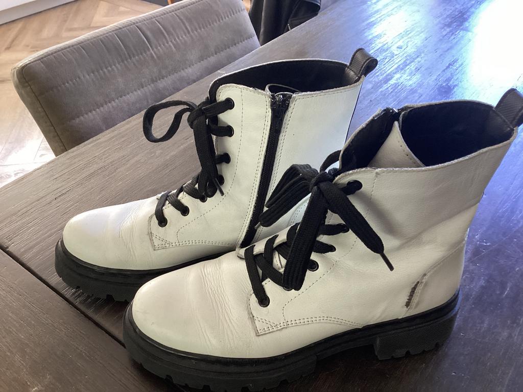 Witte korte dames laarzen, Ophalen of Verzenden, Zo goed als nieuw, Schoenen