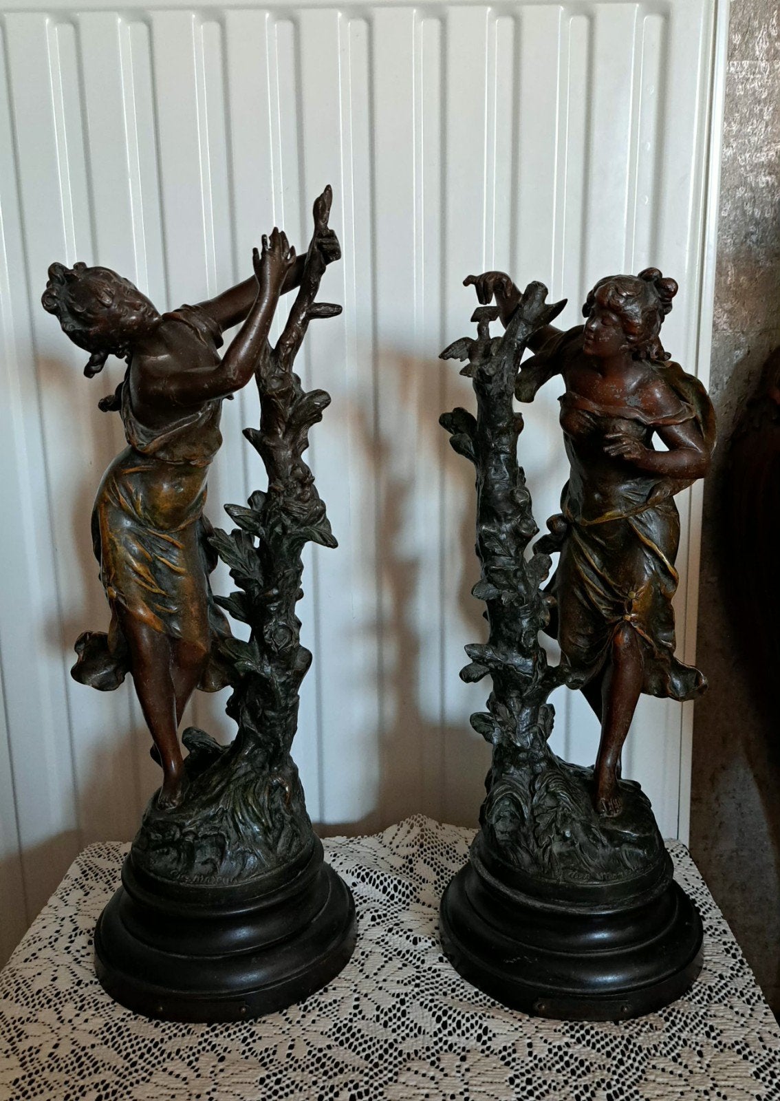 Prachtig Samac beelden van een vrouw met vogels, A. Moreau, Antiek en Kunst, Ophalen of Verzenden, 20 - 50 cm, Op sokkel, Overige materialen