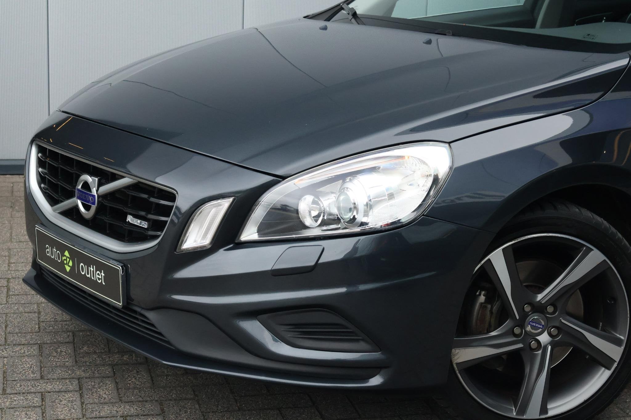 Volvo V60 2.0 T5 R-Design / Stoelverwarming, Euro 5, Stof, Zwart, 4 cilinders