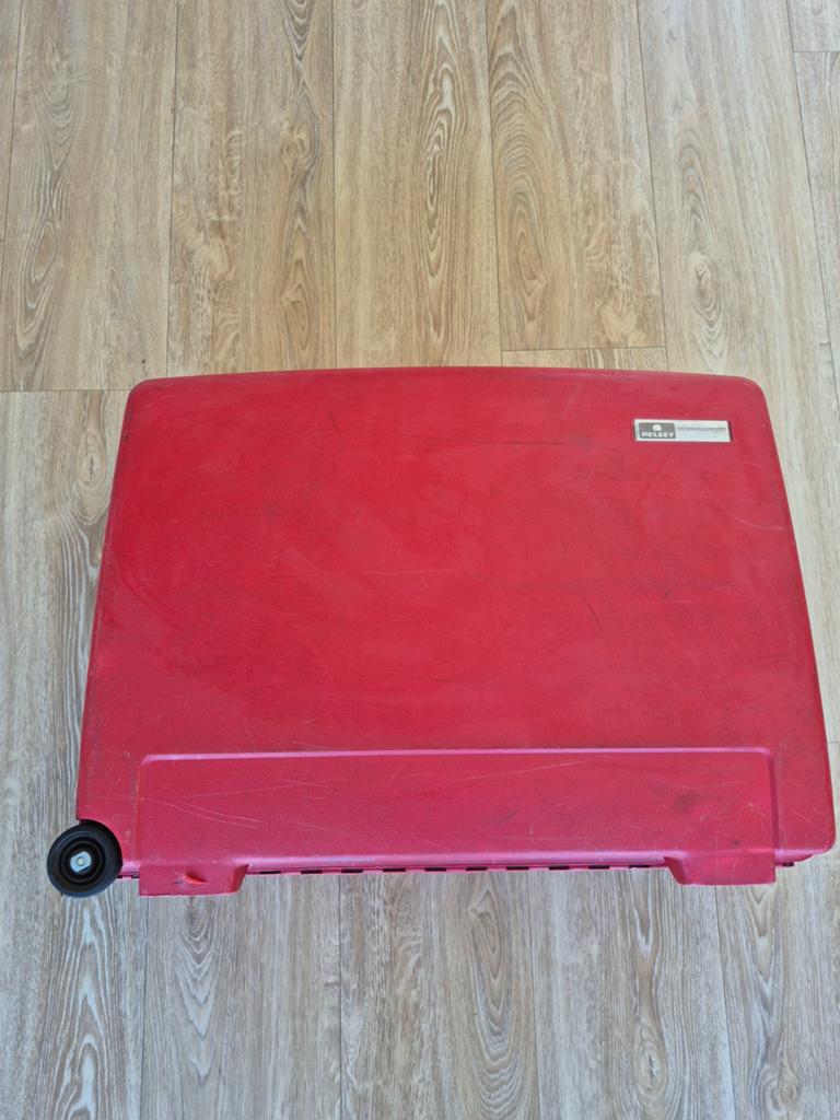 Stevige Delsey koffer met wieltjes en sloten, Sieraden, Tassen en Uiterlijk, Koffers, Gebruikt, Hard kunststof, 45 tot 55 cm, Wieltjes