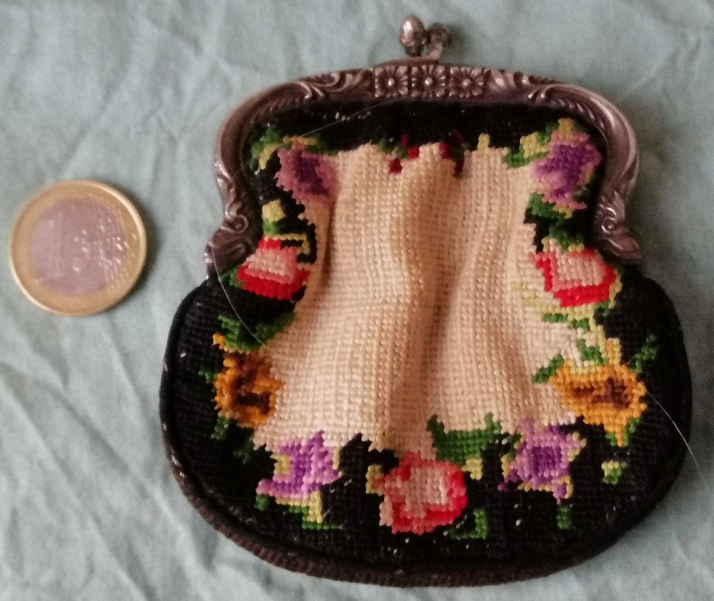 Petit point geborduurd beursje met zilveren beugel., Ophalen of Verzenden, Zilver