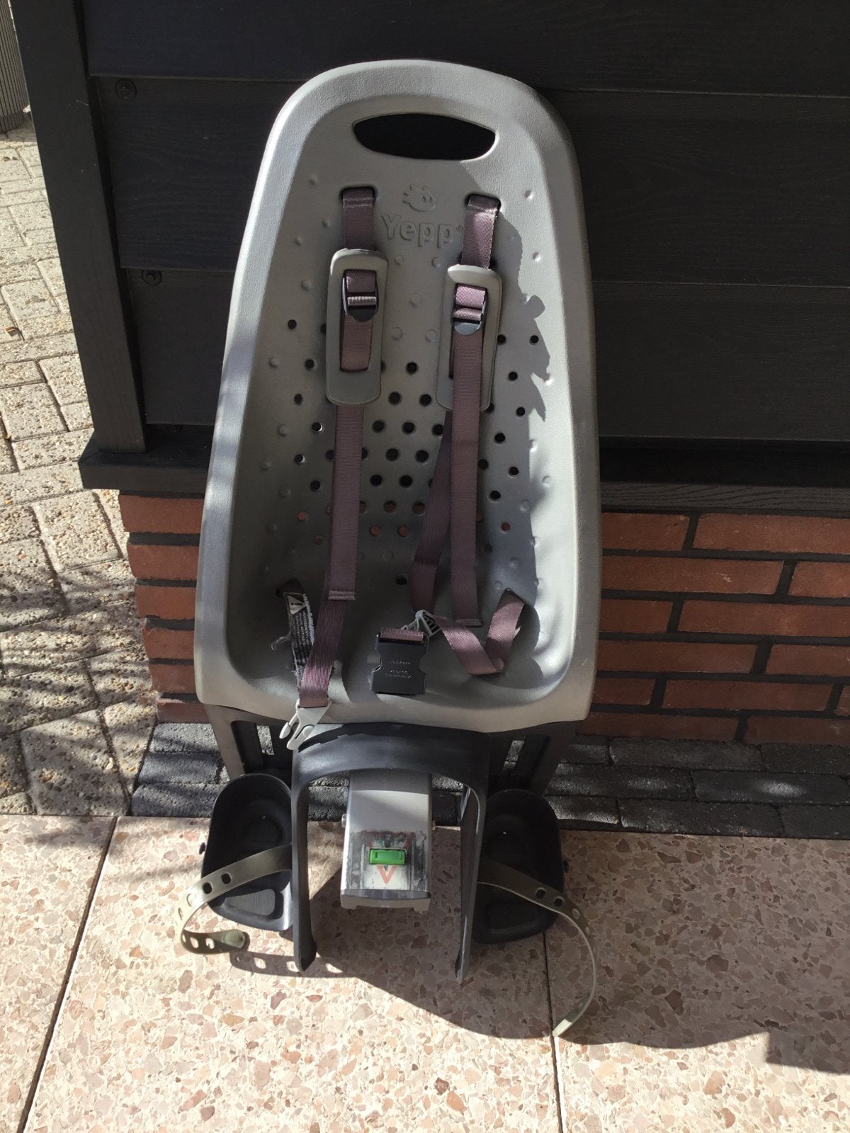 Grijze Yepp Achter Fietsstoeltje met 2 Adapters, Ophalen, Achterzitje, 9 t/m 18 kg, Gebruikt