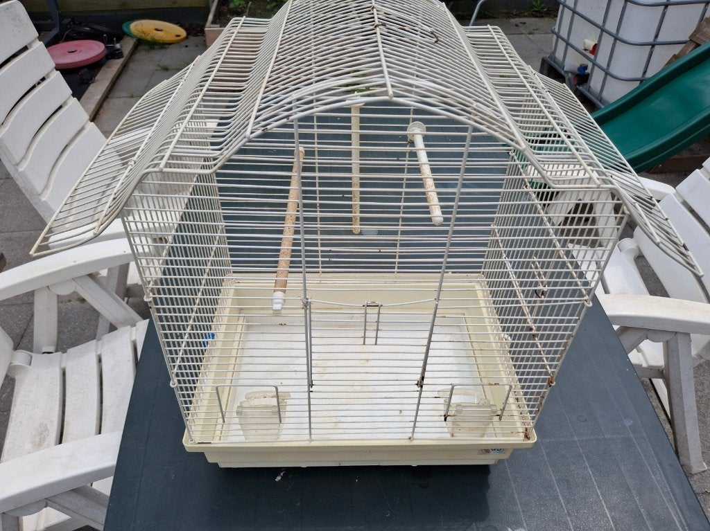 Ruime vogelkooi met voerbakjes in nette staat, Ophalen of Verzenden, Gebruikt, Metaal, Vogelkooi