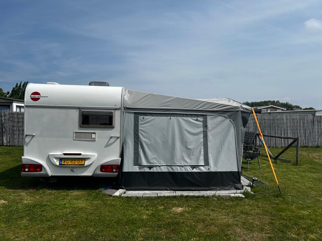 Burstner Fun 470, Caravans en Kamperen, Vast bed, Koelkast, Kleine zit, Tot en met 3