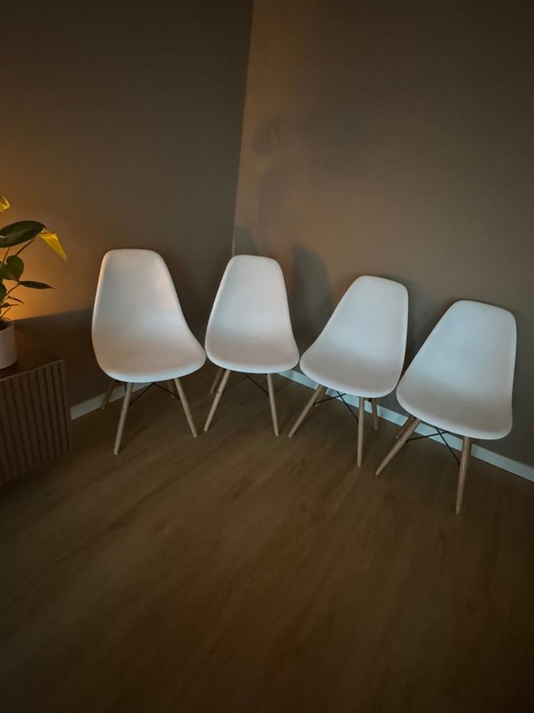 Set van 4 kuipstoelen met beuken houten poten, Huis en Inrichting, Stoelen, Ophalen, Kunststof, Wit, Zo goed als nieuw