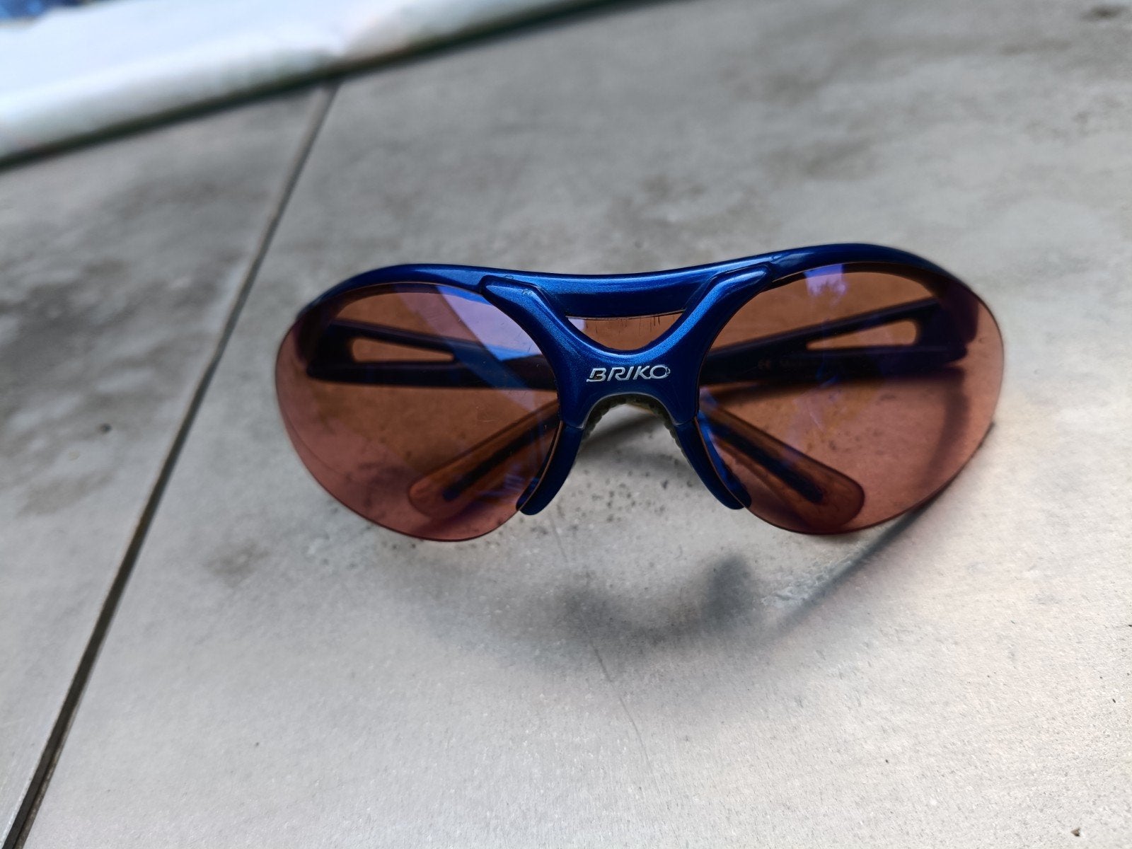 Briko Zonnebril - Blauw met Oranje Glazen, Ophalen of Verzenden, Gebruikt, Kleding