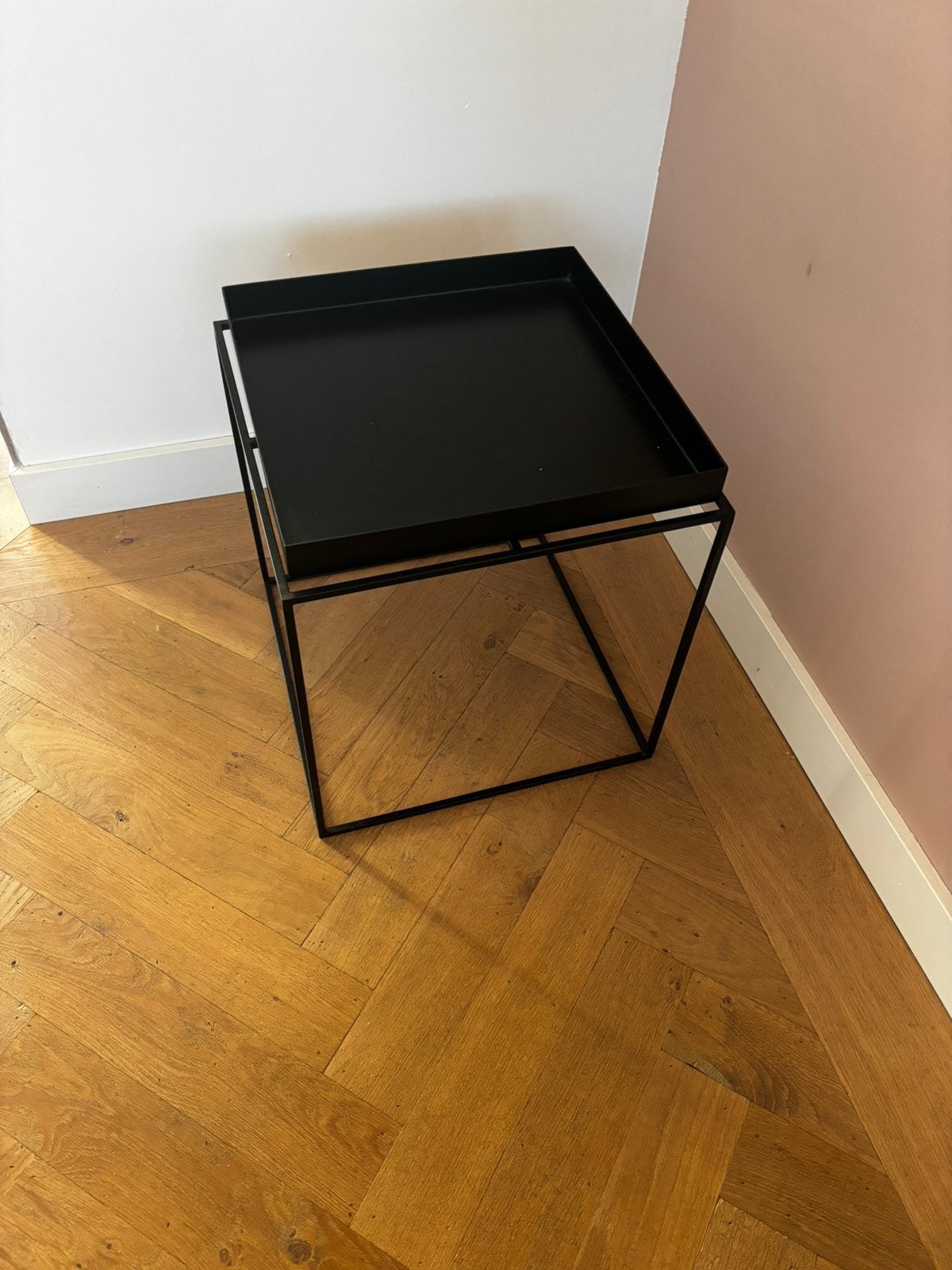 HAY Tray Table M – Zwart, Huis en Inrichting, Tafels | Bijzettafels, Ophalen, Minder dan 45 cm, Minder dan 55 cm, Metaal of Aluminium