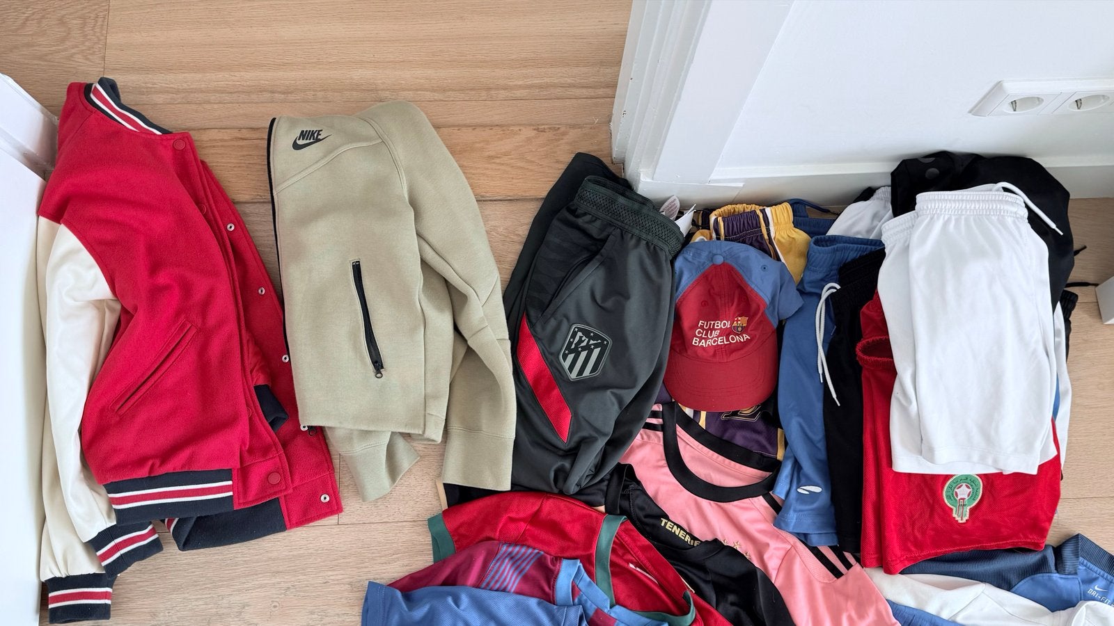 Grote partij sportkleding: voetbalshirts, trainingspakken, Kleding | Heren, Ophalen, Meerkleurig, Voetbal, Gedragen