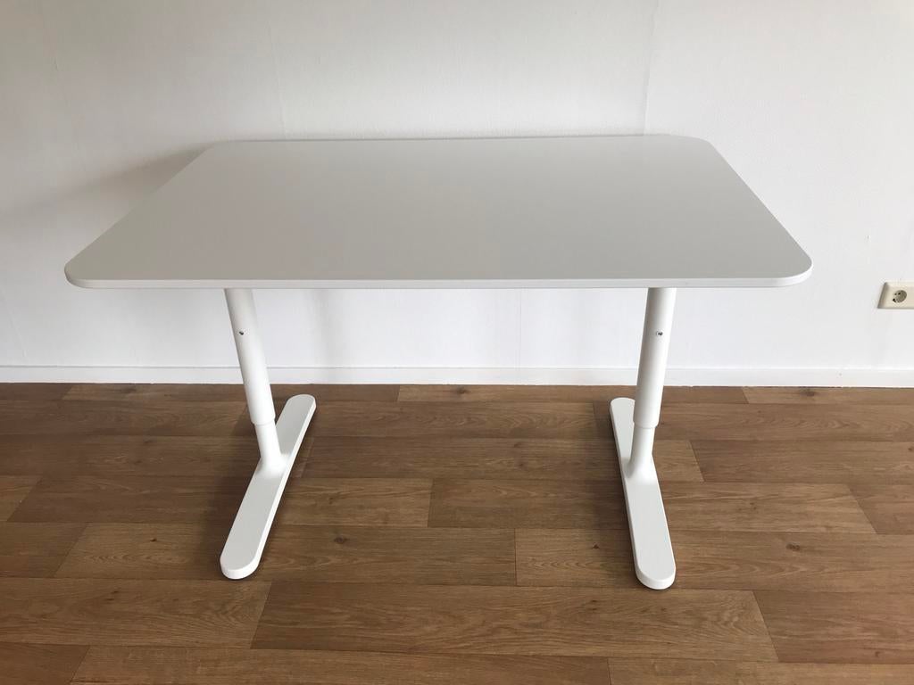 IKEA Bekant bureau 120x80 cm, Ophalen, Spaanplaat of MDF, In hoogte verstelbaar, Zo goed als nieuw