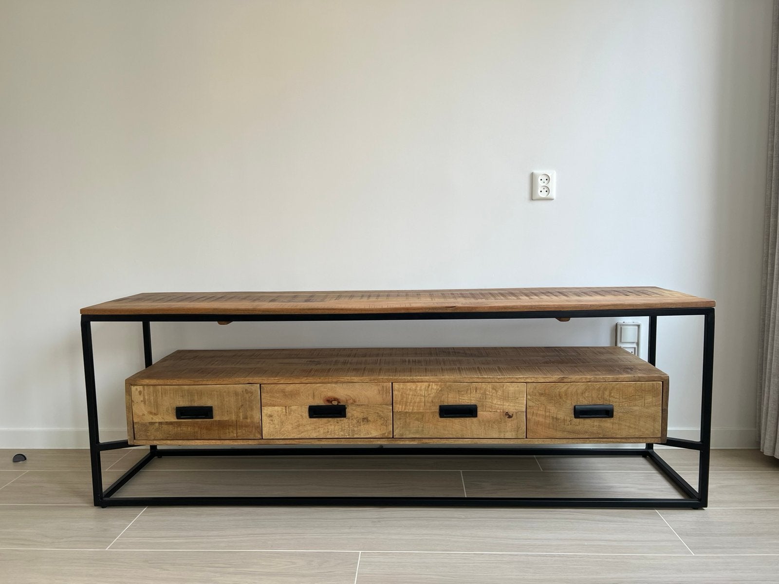 TV meubel van mangohout en staal, 150 tot 200 cm, Zo goed als nieuw, Minder dan 100 cm, 25 tot 50 cm