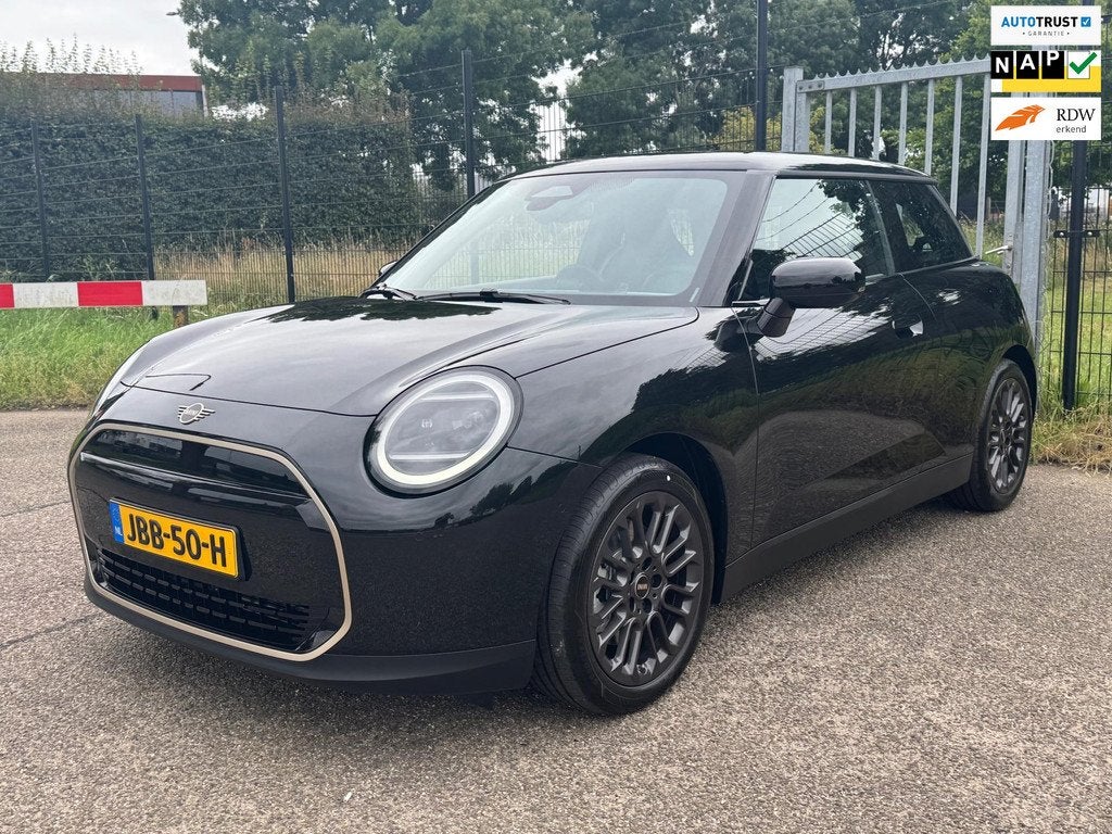 Mini Cooper E Favoured S 40.7 kWh Head Up Camera NIEUW, Auto's, Gebruikt, 4 stoelen, Zwart, Cooper