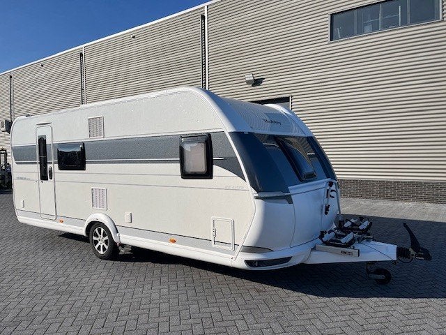 Hobby 560 KMFE Silverline Edition (bj 2021), Caravans en Kamperen, Hobby, 7 tot 8 meter, Bedrijf, Koelkast