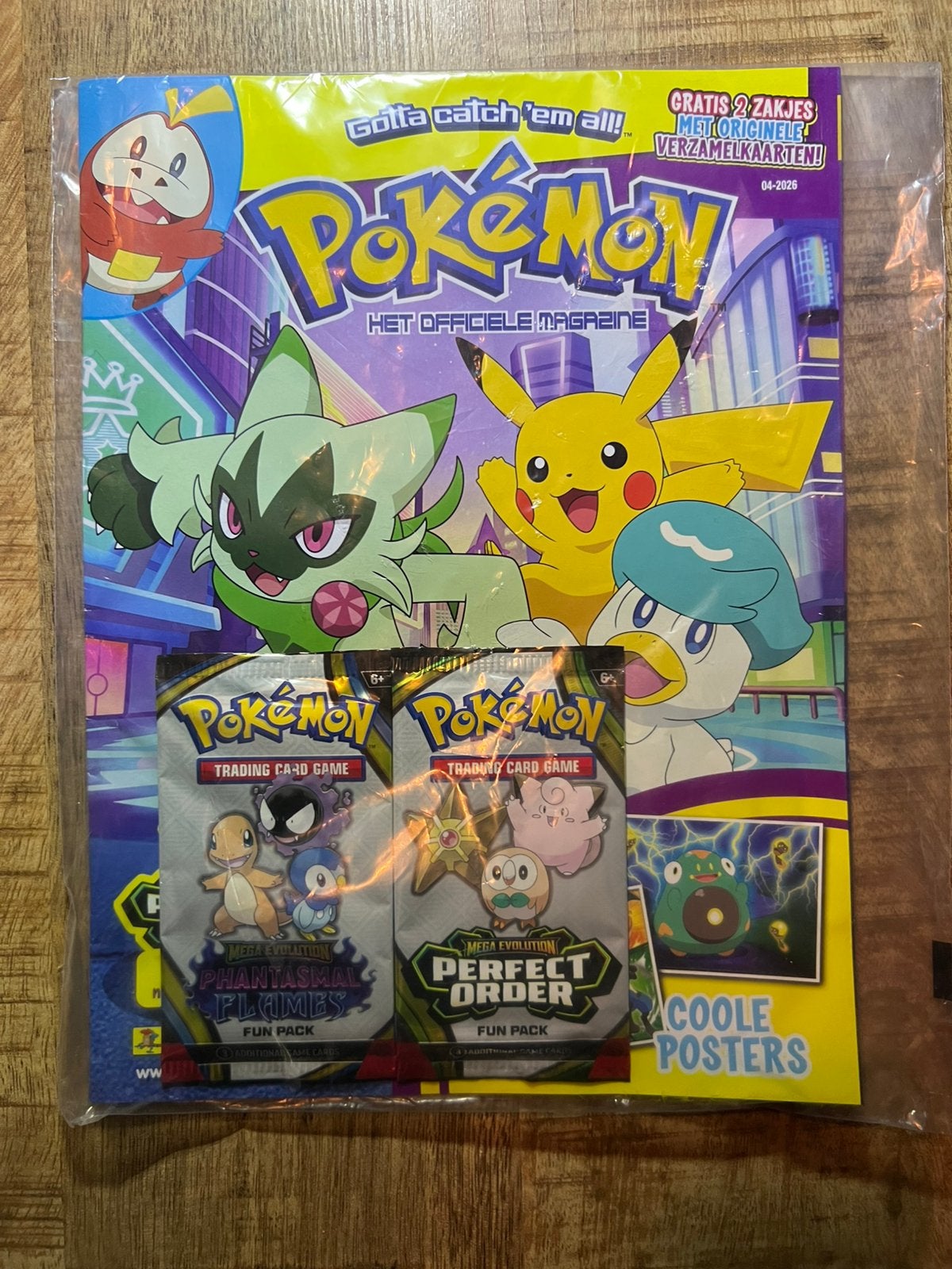 Pokemon Magazine + 2 packs, Hobby en Vrije tijd, Verzamelkaartspellen | Pokémon, Verzenden, Zo goed als nieuw