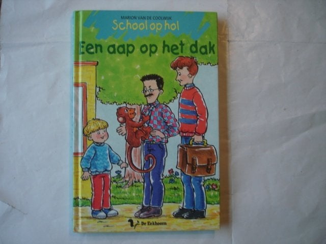 CC.(502) school op hol. Een aap op het dak.door marion van, Ophalen of Verzenden, Zo goed als nieuw, Fictie algemeen