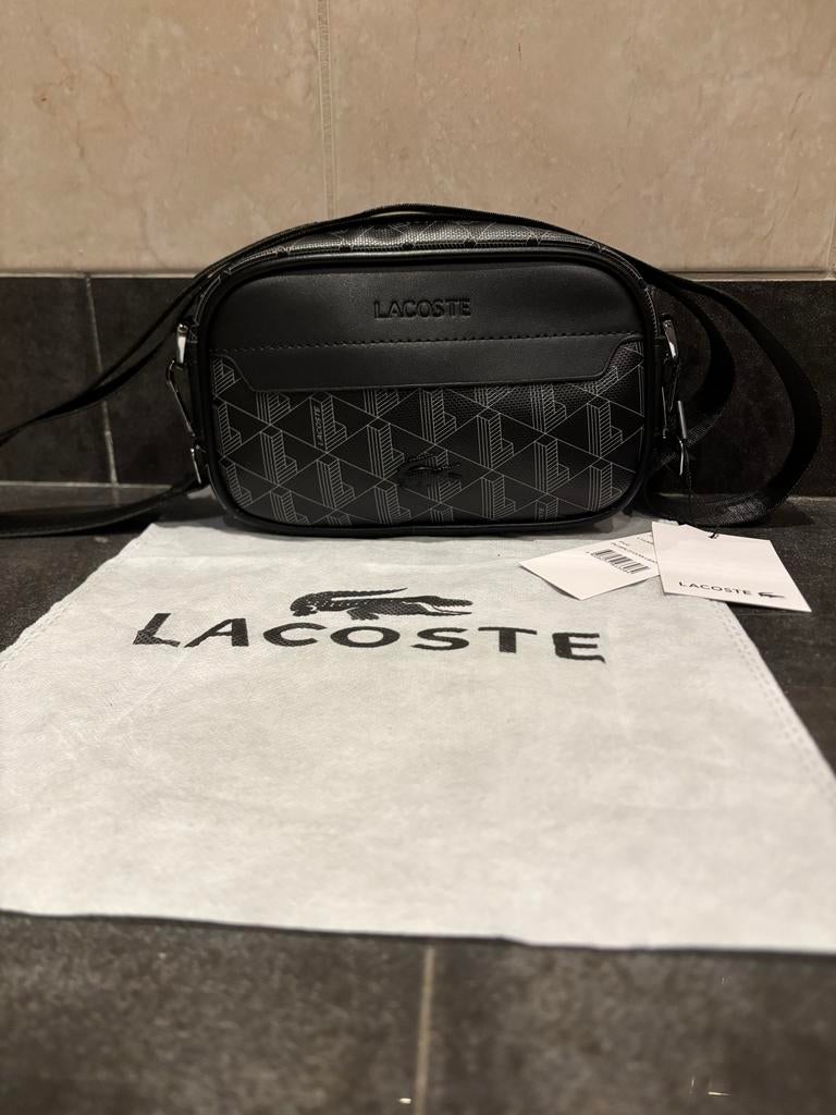 Lacoste Schoudertasje - Zwart met Monogram Patroon, Sieraden, Tassen en Uiterlijk, Tassen | Damestassen, Ophalen of Verzenden