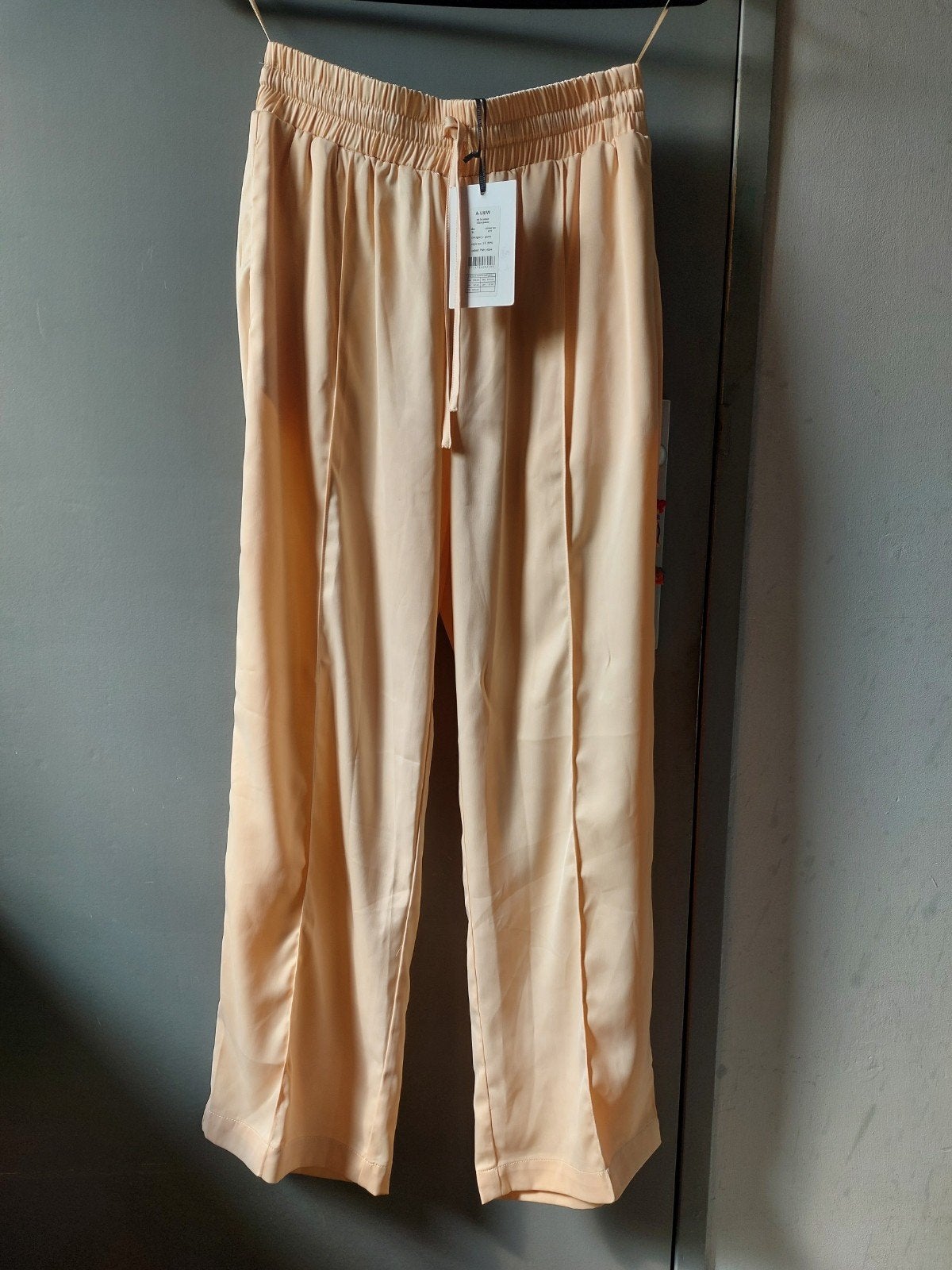 Nieuwe A View satijnen broek - Maat M, Kleding | Dames, Maat 38/40 (M), Beige, Nieuw, Ophalen of Verzenden
