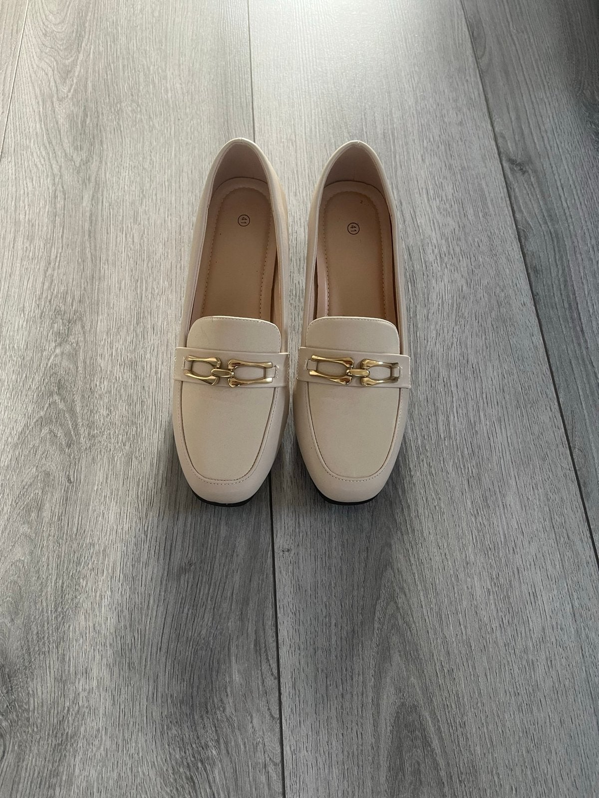 Nieuwe beige instappers met gouden gesp - Maat 41, Ophalen of Verzenden, Nieuw, Beige, Instappers