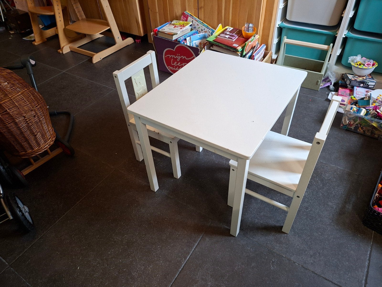 Kindertafel met 2 stoeltjes - Wit (Gebruikt), Kinderen en Baby's, Ophalen, Gebruikt, Tafel(s) en Stoel(en)