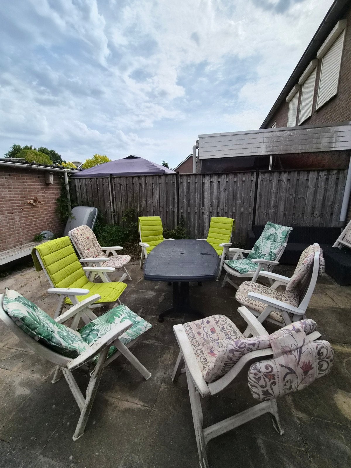 gratis Kunststof tuinset met 8 stoelen en tafel, Tuin en Terras, Tuinsets en Loungesets, Ophalen, Kunststof, Gebruikt, 8 zitplaatsen