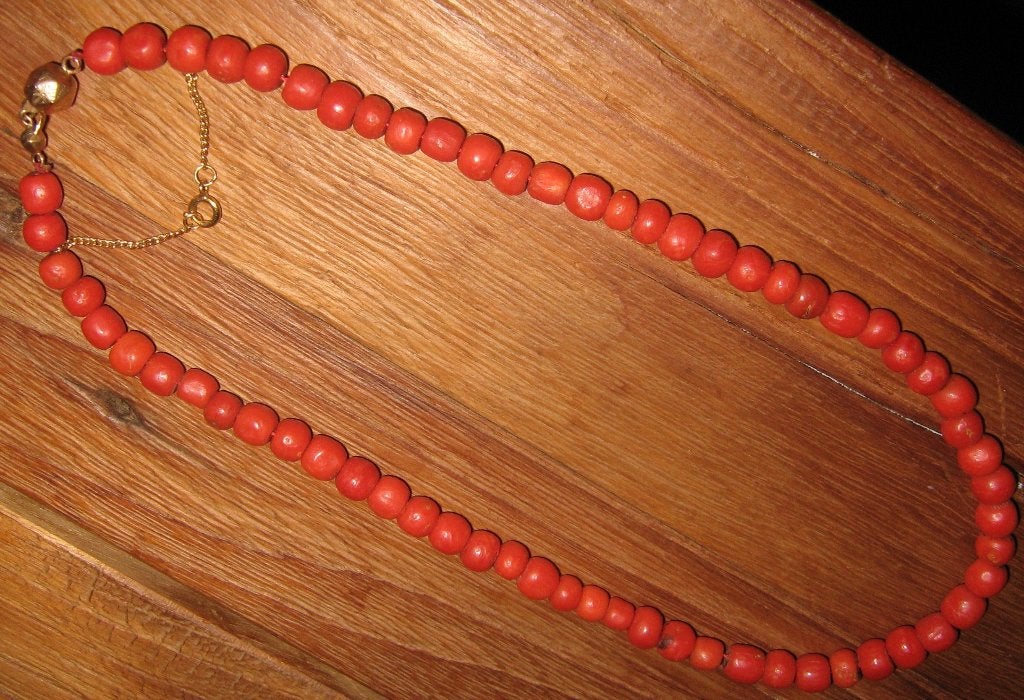 Antiek Bloedkoraal collier met 14 karaat gouden sluiting, Ophalen of Verzenden, Goud, Ketting, Met edelsteen