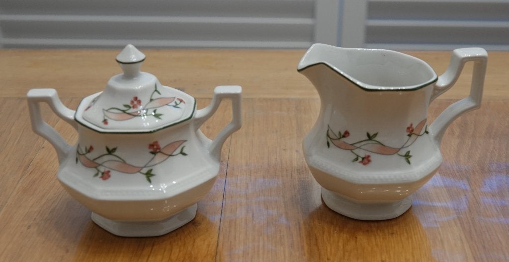 suikerpot + melkkan Johnson Brothers Eternal Beau - zgan, Huis en Inrichting, Keuken | Servies, Overige merken, Overige typen