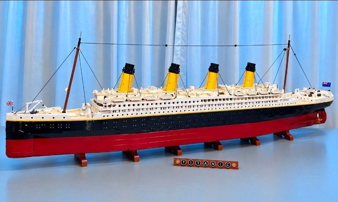 Imitatie LEGO Titanic - Bijna Volledig Gedemonteerd