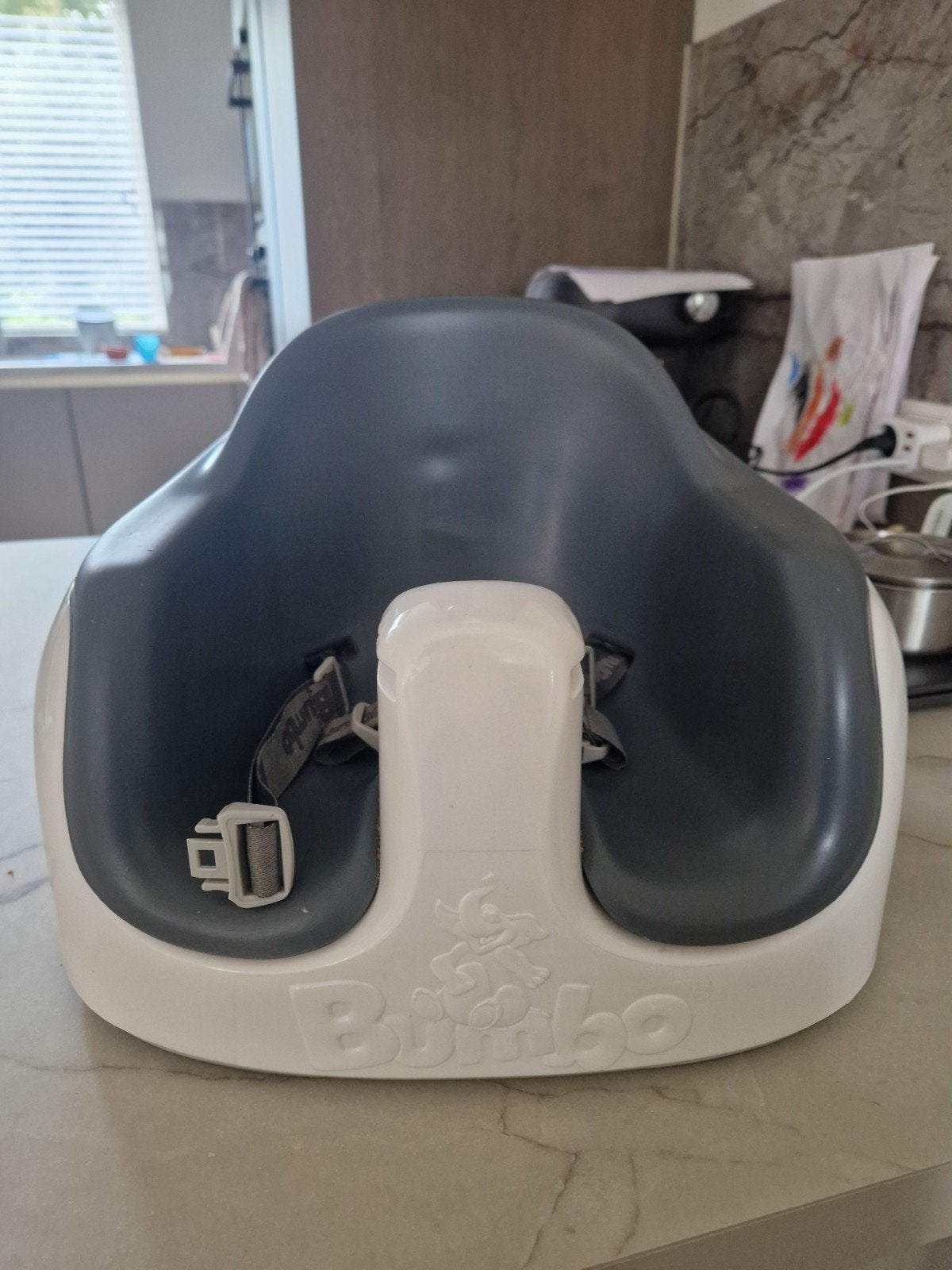 Bumbo stoeltje met tafel, Ophalen of Verzenden, Zo goed als nieuw, Overige typen, Gordel(s)