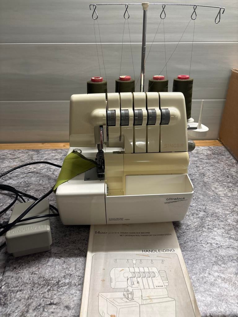 Singer Ultralock 14U557 Coverlockmachine met handleiding, Hobby en Vrije tijd, Naaimachines en Toebehoren, Ophalen of Verzenden