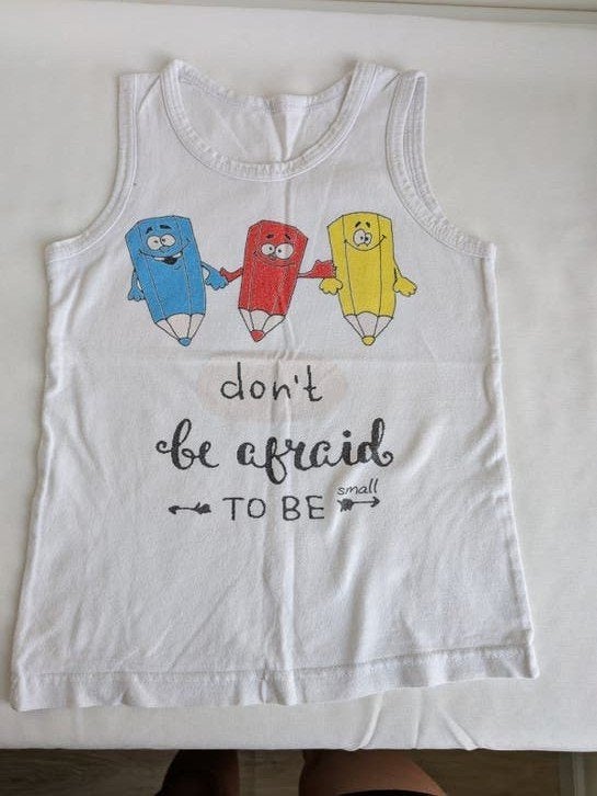 Wit mouwloos shirtje met potloodprint - Maat 128, Kinderen en Baby's, Kinderkleding | Maat 128, Gebruikt, Jongen of Meisje, Ophalen of Verzenden