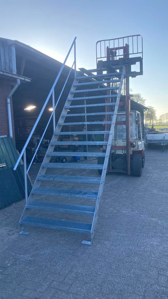Stalen trap, Ophalen, Zo goed als nieuw, 2 tot 4 meter